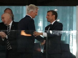 Timnya Kebobolan, Raja Belgia Salami Presiden Prancis Timnya Kebobolan, Raja Belgia Salami Presiden Prancis
