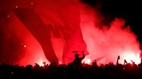 Fans Prancis juga menyalakan kembang api. REUTERS/Charles Platiau.