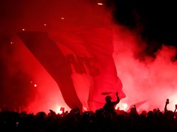 Fans Prancis juga menyalakan kembang api. REUTERS/Charles Platiau.