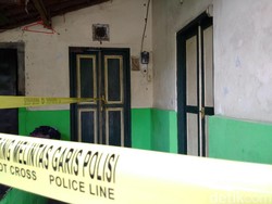 Rumah Keluarga yang Diciduk Polisi Bersebo Dipasangi Police Line
