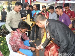 HUT Bhayangkara, Warga Cirebon Bahagia Terima Kado Kaki Palsu HUT Bhayangkara, Warga Cirebon Bahagia Terima Kado Kaki Palsu