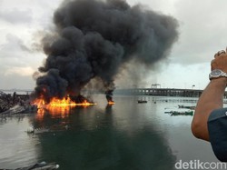 Kebakaran Kapal di Benoa Sudah 4 Hari, Asap Masih Ngebul