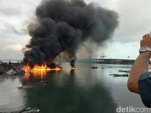 Kebakaran Kapal di Benoa Sudah 4 Hari, Asap Masih Ngebul Kebakaran Kapal di Benoa Sudah 4 Hari, Asap Masih Ngebul