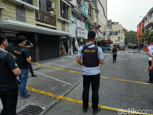 Polisi Sterilisasi Lokasi Ledakan Ruko di Kebayoran Baru Polisi Sterilisasi Lokasi Ledakan Ruko di Kebayoran Baru