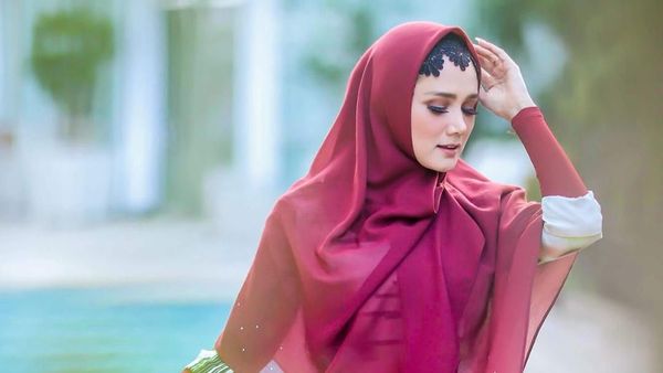 Foto: Adu Gaya Hijab Mulan Jameela dan Maia Estianty, Pilih Siapa?