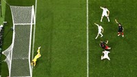 Kroasia baru bisa menyamakan skor di babak kedua. Tepatnya di menit ke-68, Ivan Perisic merobek gawang Jordan Pickford. (Foto: Ryan Pierse/Getty Images)