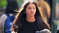 Penampilan Selena Gomez dengan Mata Sembab dan Baju Hitam