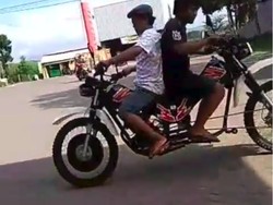 Nggak Cuma Mobil, Motor Trail Ini Juga Dibuat Bermuka Dua