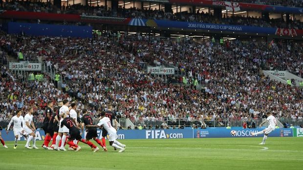 Kieran Trippier melepaskan tendangan bebas yang menggetarkan gawang Kroasia.