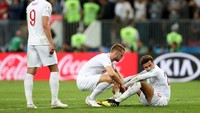 Terlihat Dele Alli ditenangkan Eric Dier usai hasil akhir menyatakan Inggris kalah 1-2 dan gagal ke final. Selanjutnya Inggris tinggal menghadapi Belgia untuk memperebutkan posisi ketiga di Piala Dunia 2018. (Foto: Clive Rose/Getty Images)