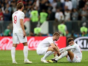 Sindiran Kocak Netizen untuk Fans Inggris yang Bikin Miris