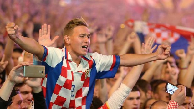 Suporter Kroasia merayakan keberhasilan Luka Modric dan kawan-kawan tampil di final Piala Dunia 2018.