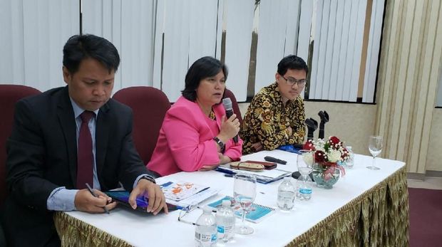 Konsul Jenderal RI, Dr. Nana Yuliana, Kepala Bagian Ekonomi Bank Indonesia New York, M. Noor Nugroho, dan Direktur Indonesia Investment Promotion Center New York, Rahardjo Siswohartono dalam Seminar Indonesia Economy Outlook di Houston, Texas, Amerika Serikat, Rabu (11/7).