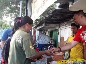 Harus Gercep, Nasi Bungkus Seribuan Ludes dalam Setengah Jam Harus Gercep, Nasi Bungkus Seribuan Ludes dalam Setengah Jam