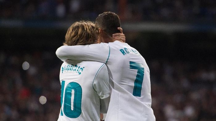 Luka Modric menyampaikan salam perpisahannya dengan Cristiano Ronaldo yang hijrah dari Real Madrid. (Foto: Denis Doyle/Getty Images) Luka Modric menyampaikan salam perpisahannya dengan Cristiano Ronaldo yang hijrah dari Real Madrid. (Foto: Denis Doyle/Getty Images)