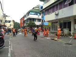 Pasukan Oranye Bersihkan Serpihan Ledakan di Ruko Grand Wijaya