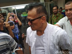 Jelang Sidang, Tio Pakusadewo Diberikan Topi hingga Ditemani Anak