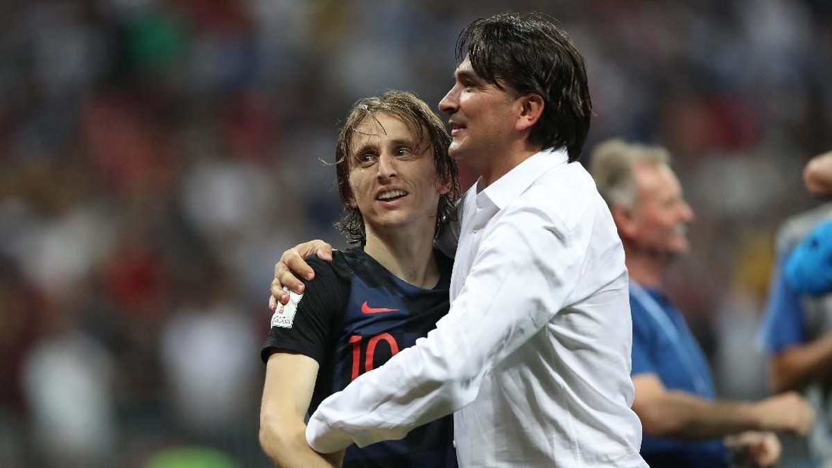 Zlatko Dalic dan Luka Modric merayakan keberhasilan Kroasia melaju ke final Piala Dunia 2018. (Foto: Carl Recina/Reuters)