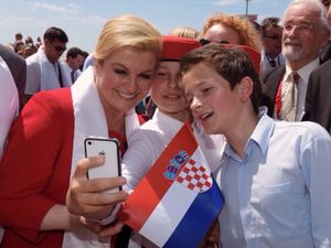 Potret Keceriaan Presiden Kroasia di Tengah Anak-anak Potret Keceriaan Presiden Kroasia di Tengah Anak-anak