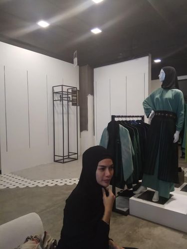 Ketika Nikita Mirzani Diajari Hijab Gaya Arab oleh Desainer Vivi Zubedi