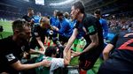 Ups! Pemain-Pemain Kroasia Tindih Fotografer Saat Rayakan Gol Kemenangan