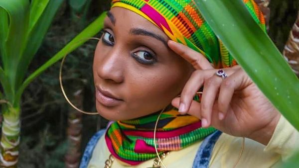 Foto: Gaya Nyentrik Rapper Berhijab Asal Amerika Pakai Anting Besar