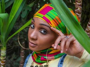 Foto: Gaya Nyentrik Rapper Berhijab Asal Amerika Pakai Anting Besar Foto: Gaya Nyentrik Rapper Berhijab Asal Amerika Pakai Anting Besar