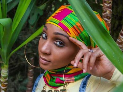 Foto: Gaya Nyentrik Rapper Berhijab Asal Amerika Pakai Anting Besar