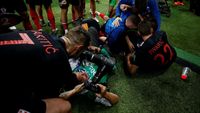 Ups! Pemain-Pemain Kroasia Tindih Fotografer Saat Rayakan Gol Kemenangan