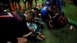 Ups! Pemain-Pemain Kroasia Tindih Fotografer Saat Rayakan Gol Kemenangan