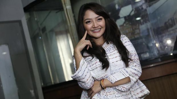 Pedangdut Siti Badriah yang namanya kembali melejit dengan lagu 'Lagi Syantik'. (