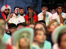 Saran Dokter Buat Kamu yang Suka Nonton Bola Tapi Nggak Pernah Olahraga