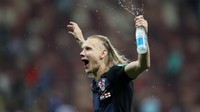 Domagoj Vida (Kroasia). Tipikal bek klasik dengan determinasi tinggi, memaksimalkan fisik, dan punya tekel-tekel akurat dalam membendung serangan ke arah pertahanan timnya. (Foto: Carl Recine/REUTERS)