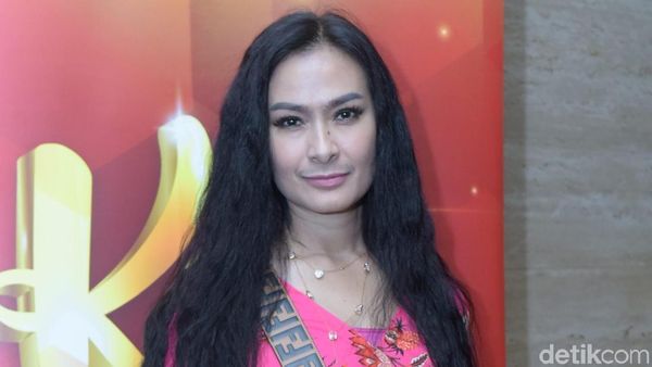 Gaya Iis Dahlia yang Tetap Santai Liburan Meski Dibully