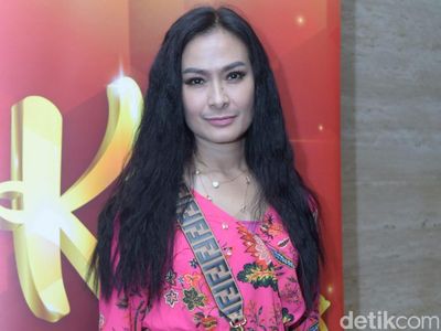 Gaya Iis Dahlia yang Tetap Santai Liburan Meski Dibully