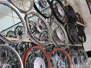 Pelek Motor Peang Habis Menghajar Lubang, Perlukah Diganti? Pelek Motor Peang Habis Menghajar Lubang, Perlukah Diganti?