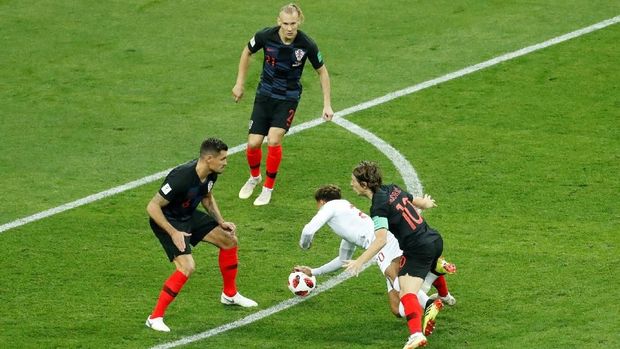 Pelanggaran Luka Modric terhadap Dele Alli.