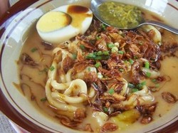 Dicelup dan Disiram Kuah Kental Jadi Ciri Khas Mie Celor