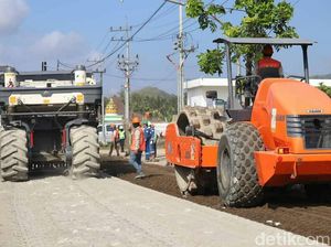 Perbaikan Jalan Menuju Pulau Merah Hampir Rampung
