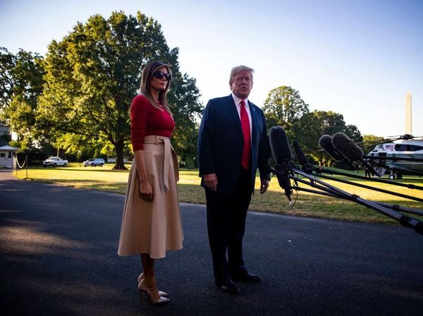 Foto: Melania Trump Elegan Pakai Sepatu dari Kantong Kertas Bekas