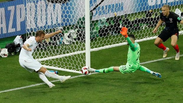 Tembakan Harry Kane masih bisa diblok Danijel Subasic.