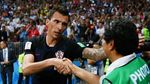 Ups! Pemain-Pemain Kroasia Tindih Fotografer Saat Rayakan Gol Kemenangan