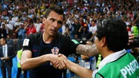 Mandzukic bersalaman dengan si fotografer. Bisa jadi, Mandzukic sekalian minta maaf. Foto: Dan Mullan/Getty Images
