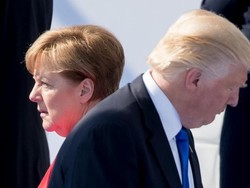Trump Serang Merkel di Twitter, Tapi Manis Ketika Bersalaman