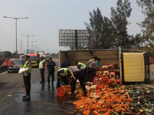Truk Bawa Saus Terguling di Tol Wiyoto Wiyono karena Pecah Ban