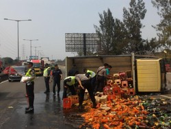Truk Bawa Saus Terguling di Tol Wiyoto Wiyono karena Pecah Ban