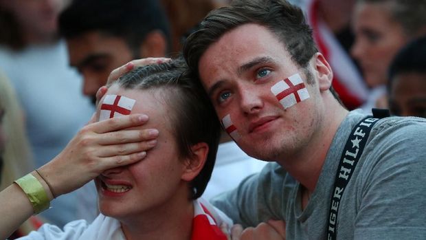 Fan Inggris bersedih usai pertandingan.