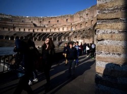 Turis Remaja Kepergok Nyuri Batu Bata Kuno Colosseum