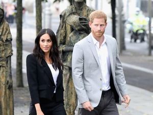 Alasan Meghan Markle Selalu Pakai High Heels, Bahkan di Lapangan Olahraga