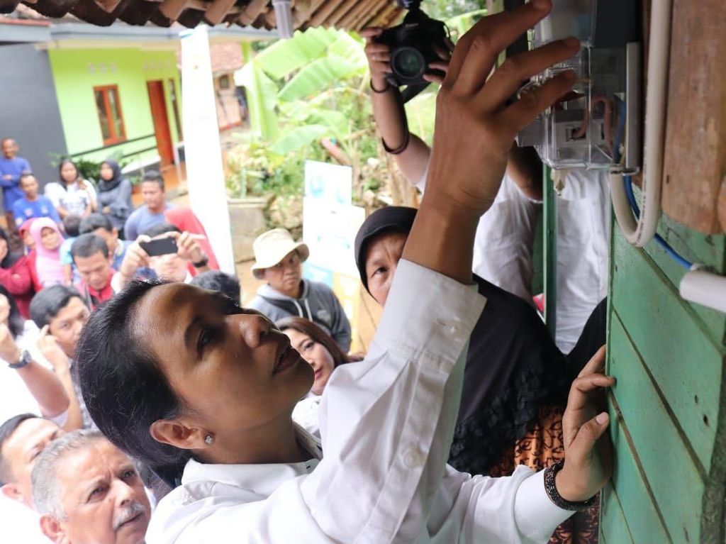 Rini Sambung Listrik untuk Warga Kurang Mampu di Tasikmalaya Rini Sambung Listrik untuk Warga Kurang Mampu di Tasikmalaya